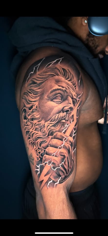 Zeus — Black & Grey two-day session by Oscar Arce